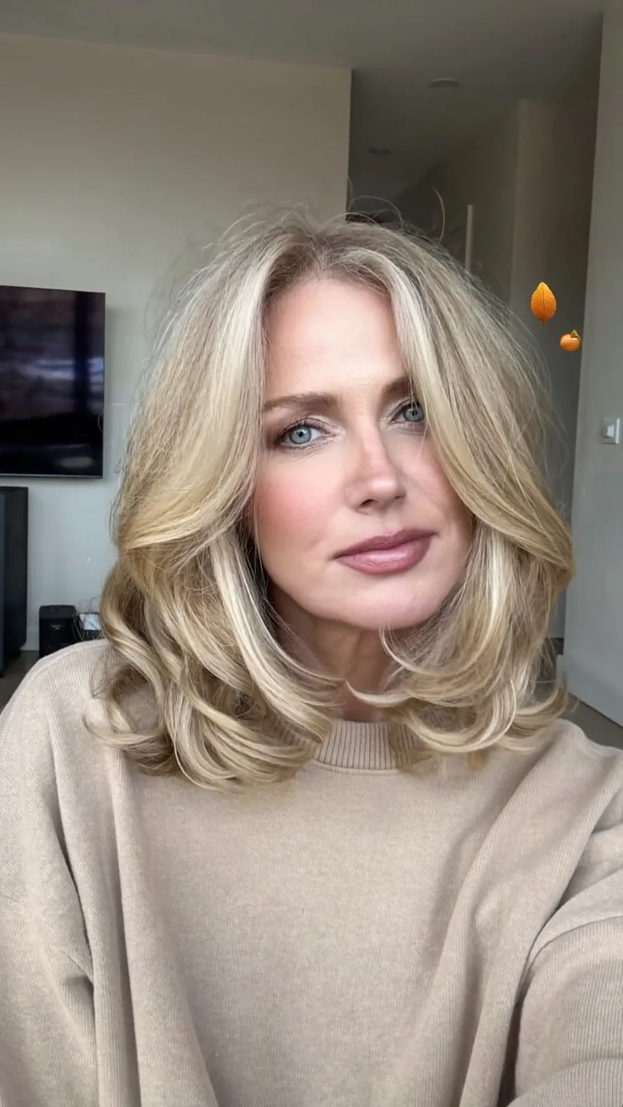 Voluminous Layered Shoulder-Length Ash Blonde Blowout Style