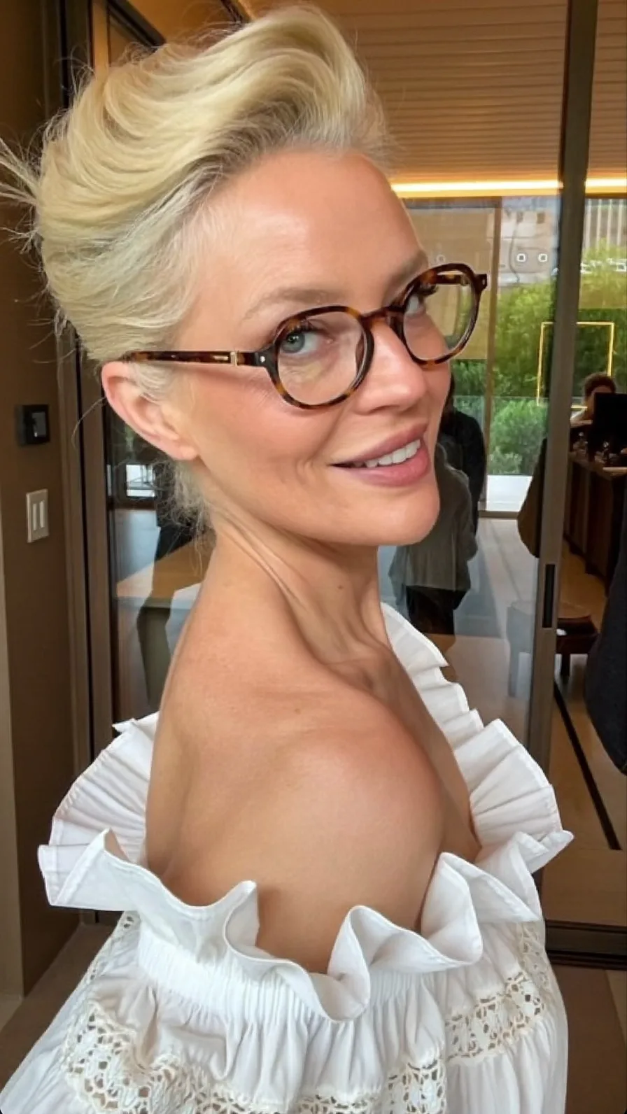 Chic Platinum Blonde Voluminous Short Wavy Hairstyle