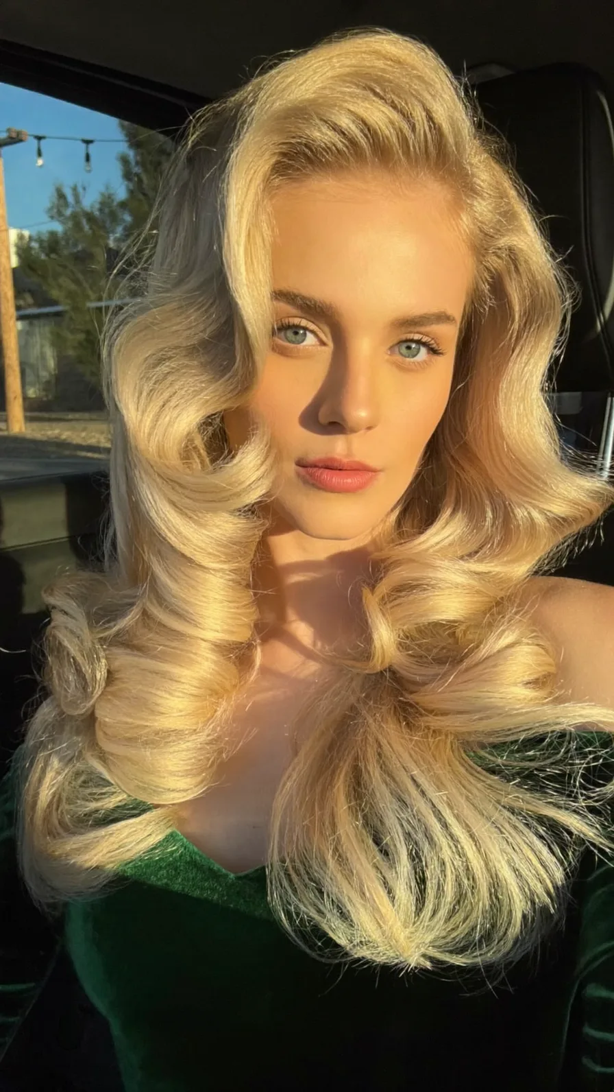 Glamorous Vintage-Inspired Platinum Blonde Voluminous Waves