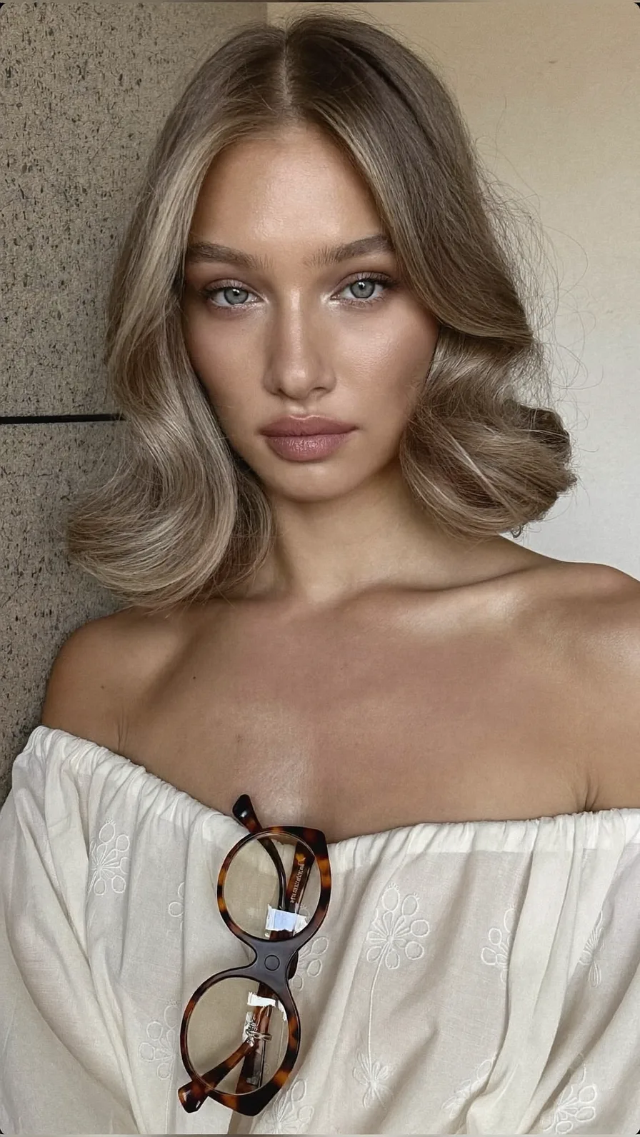 Classic Shoulder-Length Vintage Waves with Cool Ash Highlights