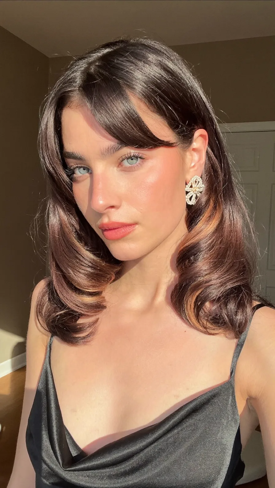 Elegant Shoulder-Length Waves with Curtain Bangs and Balayage Highlights