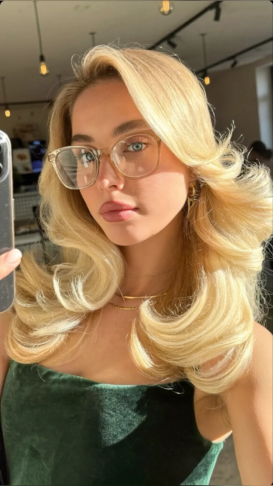 Voluminous Feathered Shoulder-Length Platinum Blonde Blowout