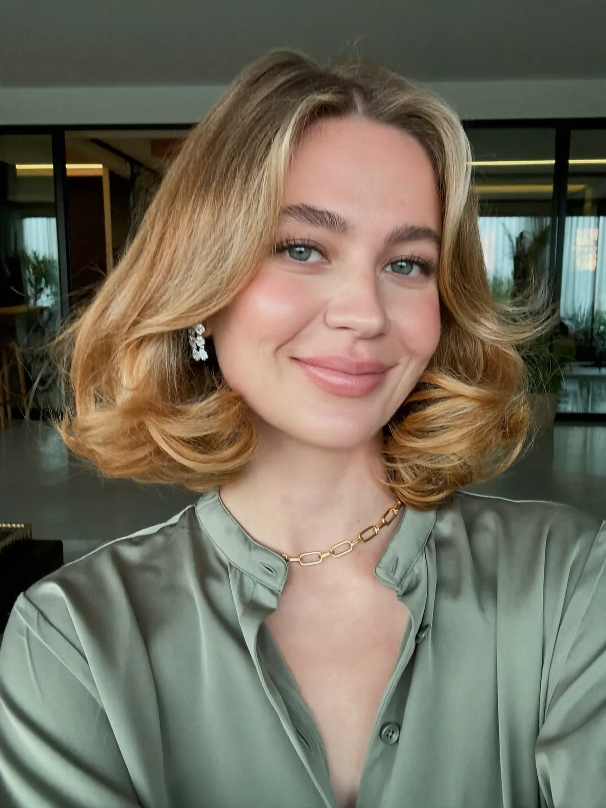 Voluminous Honey Blonde Textured Bob with Soft Layers and Face-Framing Waves