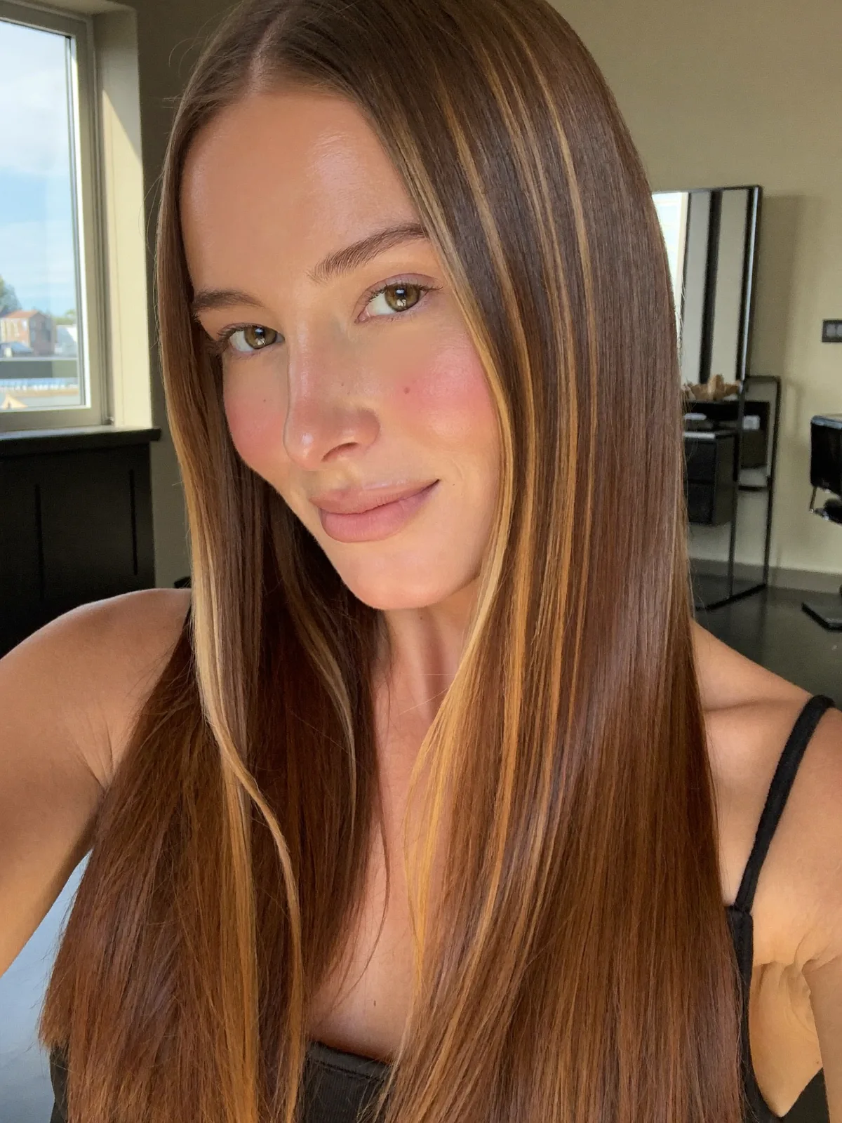 Sleek Warm Caramel Brown Hair with Face-Framing Highlights