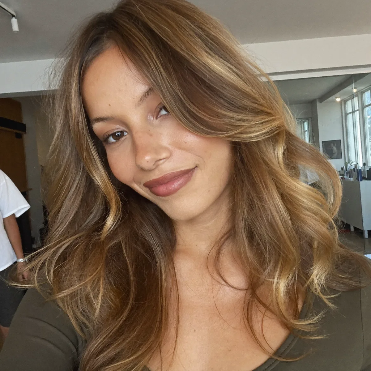 Soft Layers with Face-Framing Highlights in Warm Caramel Brown