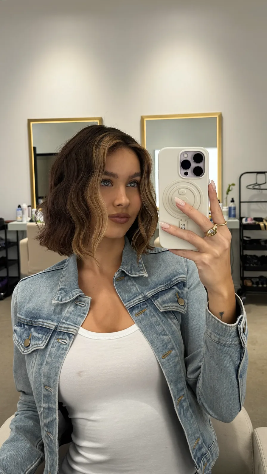 Chic Chin-Length Bob with Center Money-Piece Highlights