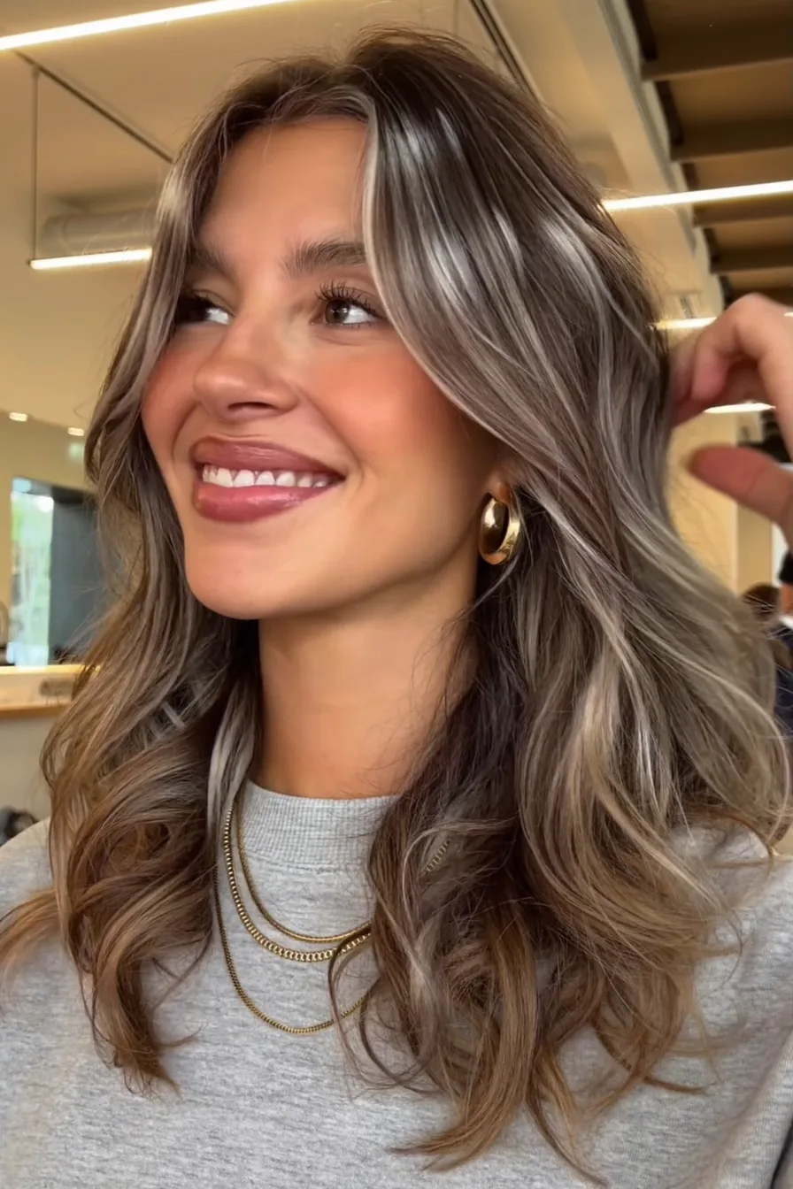 Effortlessly Chic Medium-Length Wavy Layers with Face-Framing Highlights