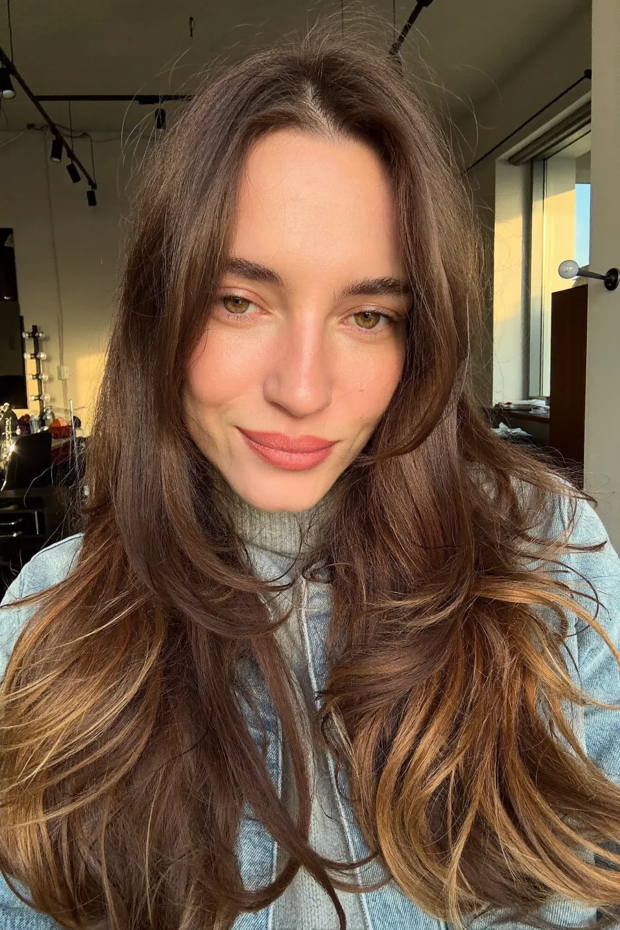 Effortlessly Layered Wavy Cut With Face-Framing Highlights