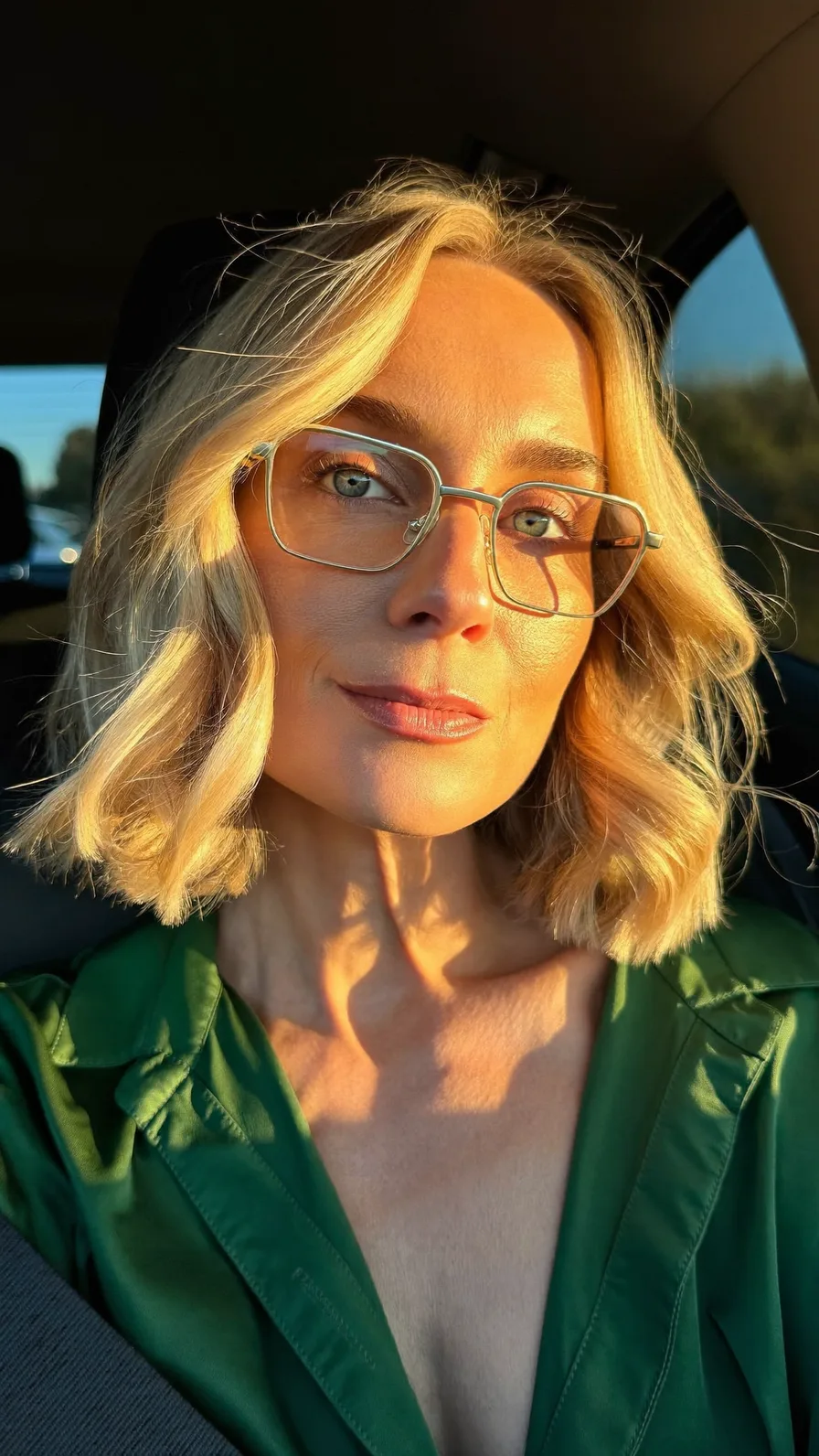 Chic Platinum Blonde Wavy Bob with Curtain Bangs