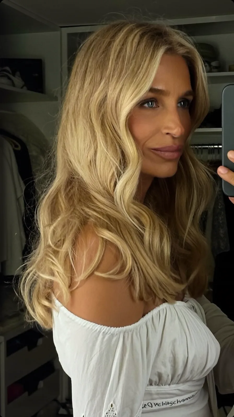 Elegant Warm Honey Blonde Medium Length Wavy Layers