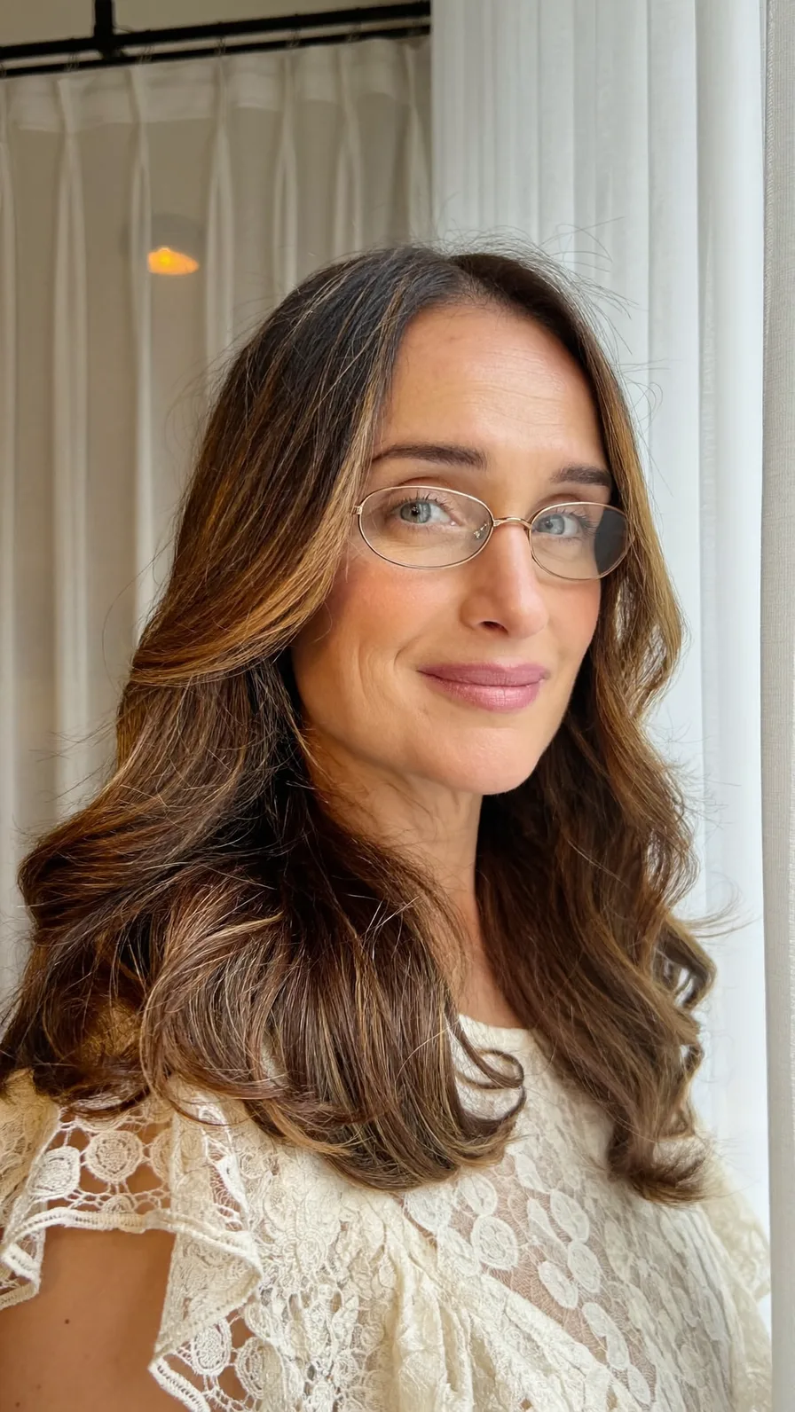 Soft Shoulder-Length Layers with Warm Caramel Balayage Highlights