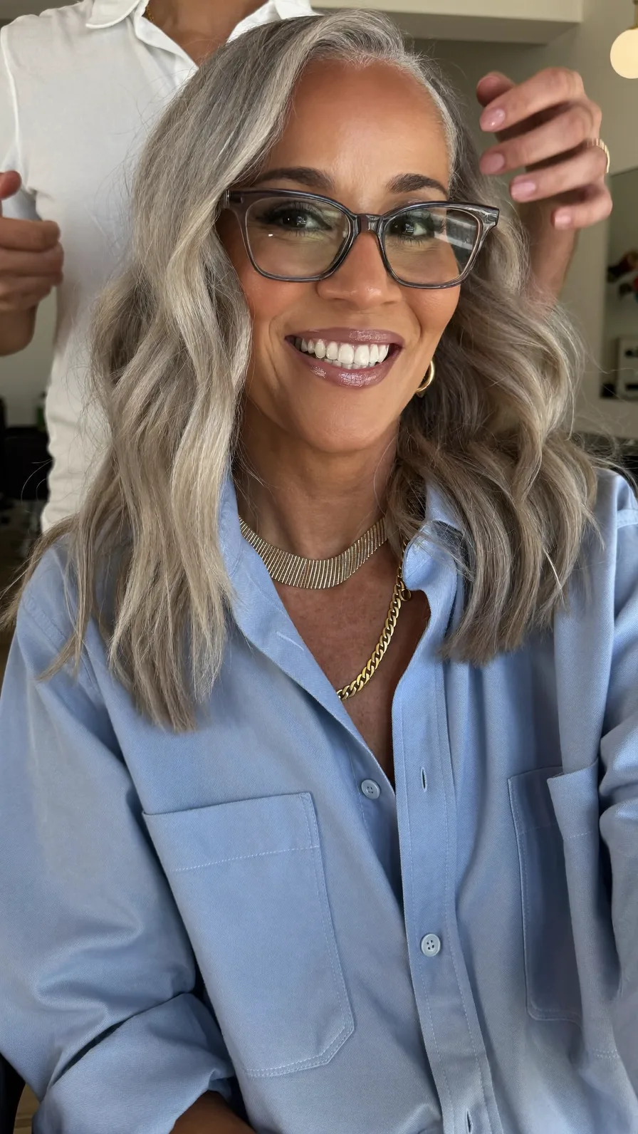 Elegant Shoulder-Length Silver Layered Waves for Mature Hair