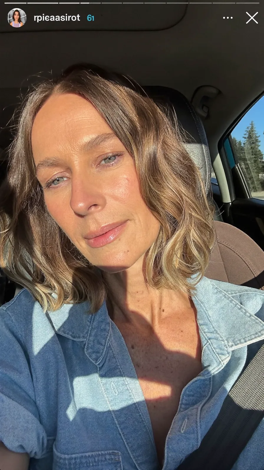 Soft Wavy Shoulder-Length Lob with Honey Blonde Balayage Highlights