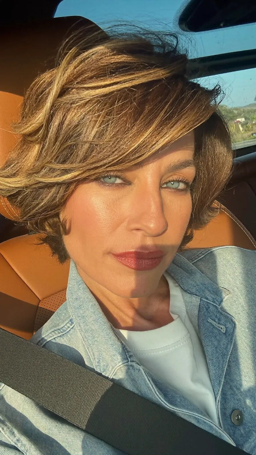 Chic Layered Bob with Side-swept Golden Highlights