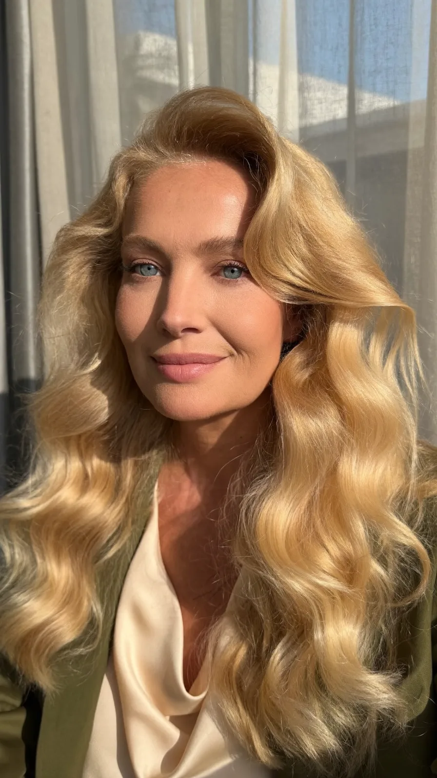 Luxurious Voluminous Honey Blonde Classic Wavy Hairstyle