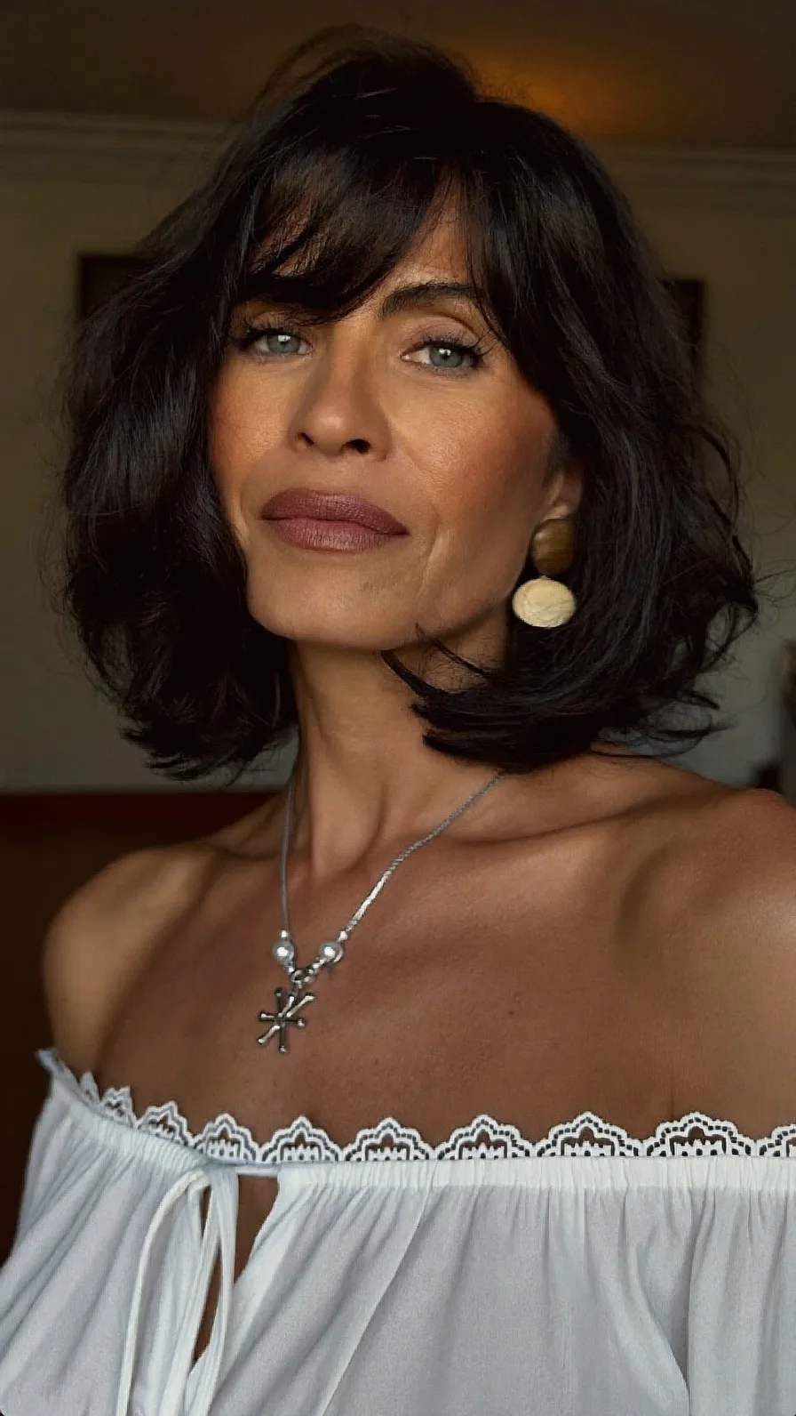 Classic Shoulder-Length Layered Hair with Side-Swept Bangs
