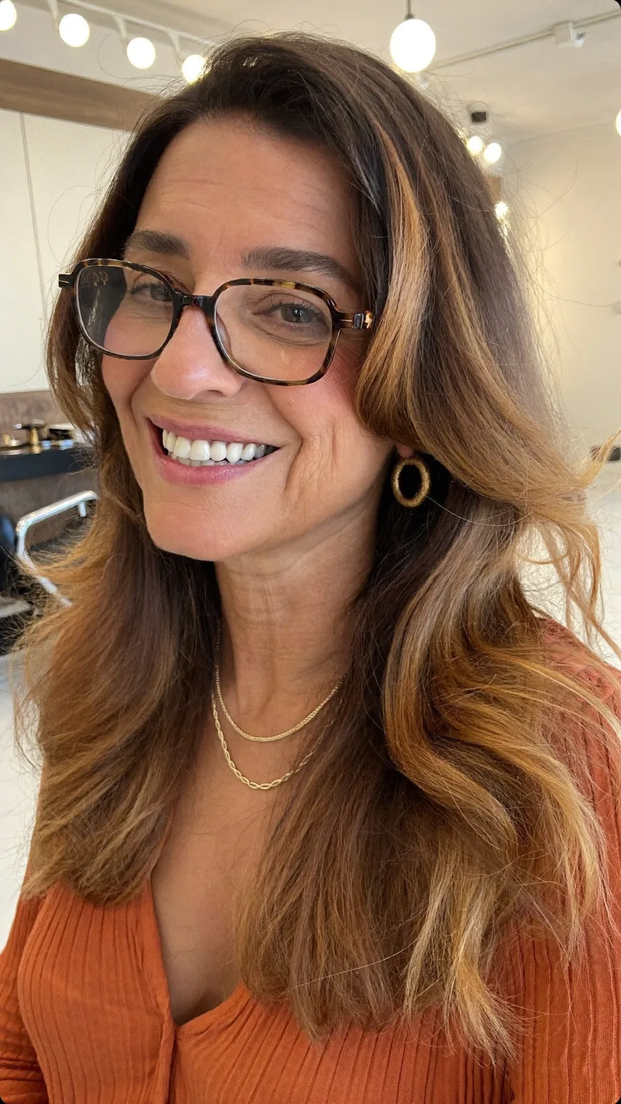 Soft Layered Medium-Length Hairstyle with Caramel Balayage Highlights