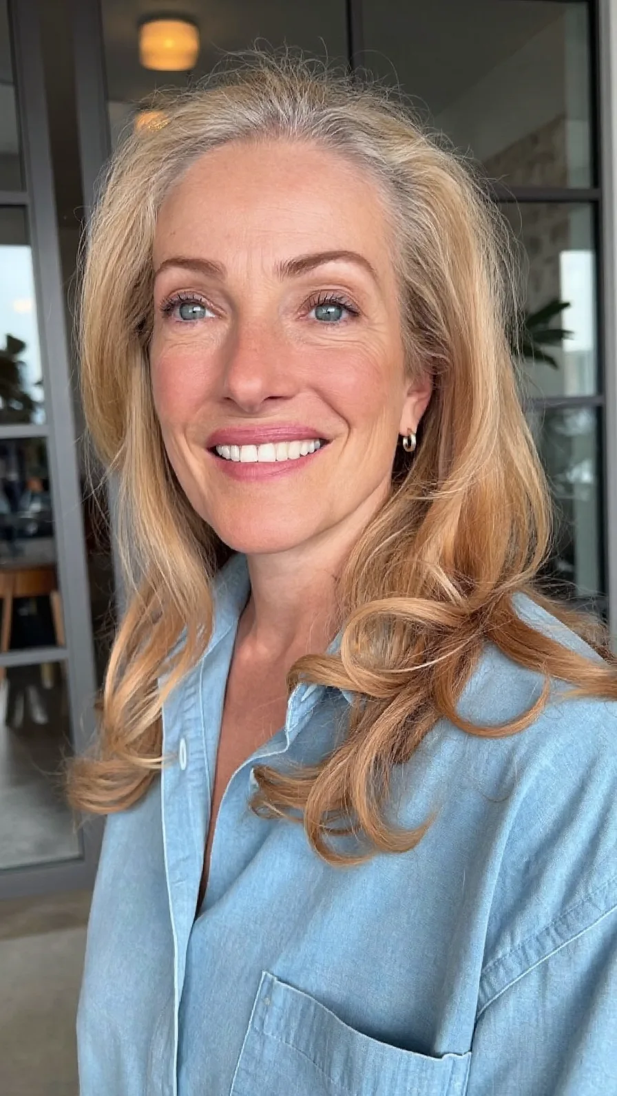 Elegant Long Layered Wavy Hair with Soft Highlight Accents