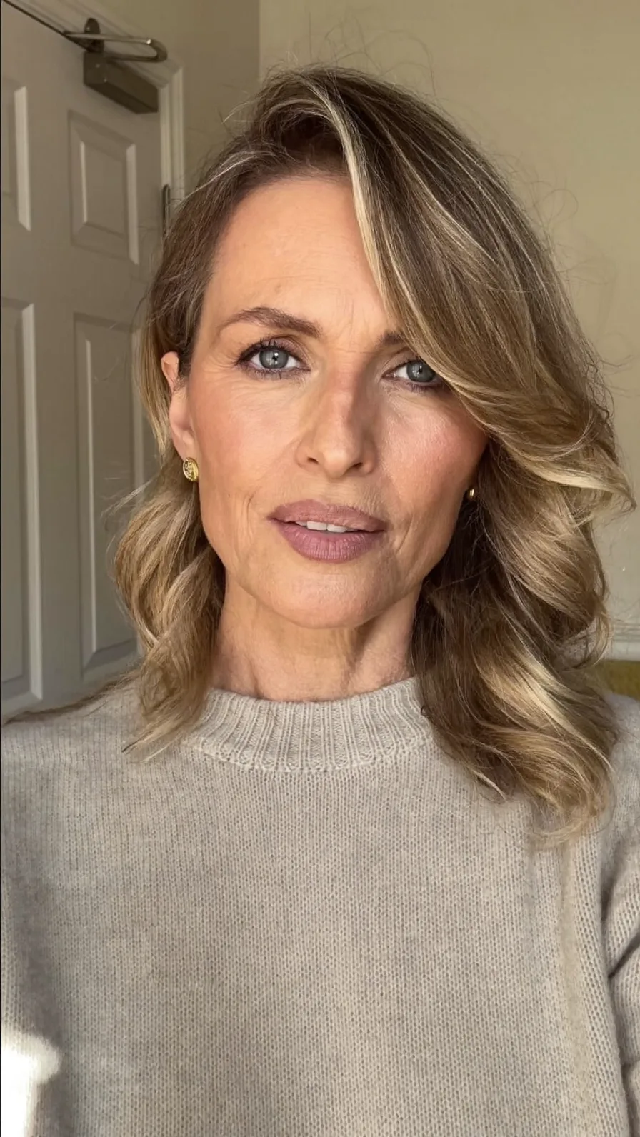 Elegant Shoulder-Length Soft Waves with Ash Blonde Balayage Highlights