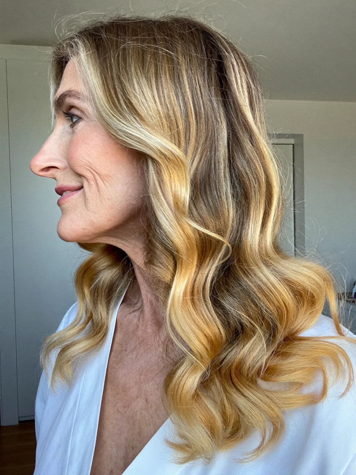 Golden Honey Balayage Waves With Soft Face-Framing Layers for Mature Women