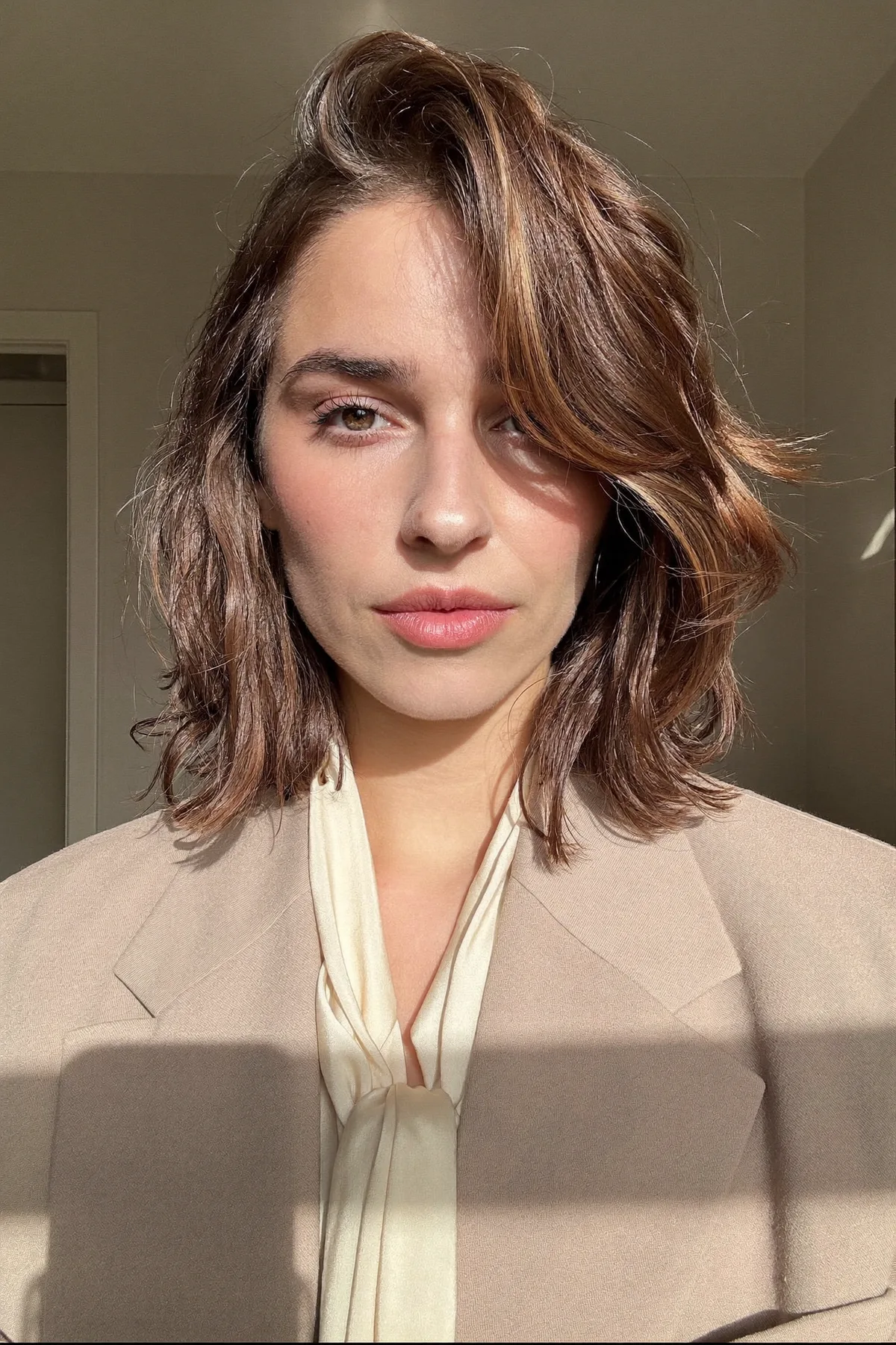Effortlessly Chic Natural Brunette Wavy Lob for Shoulder-Length Hair