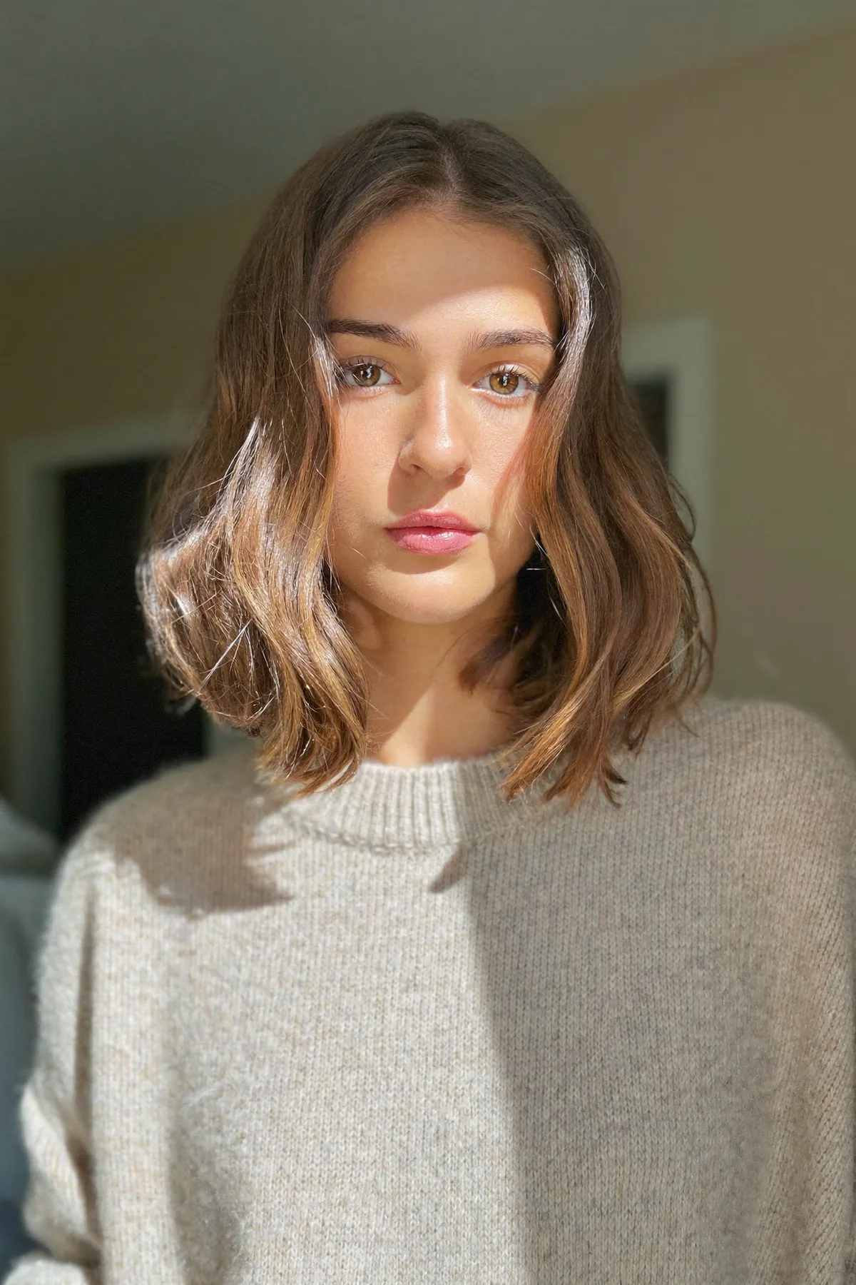 Collarbone-Length Caramel Bronde Balayage Lob with Soft Waves