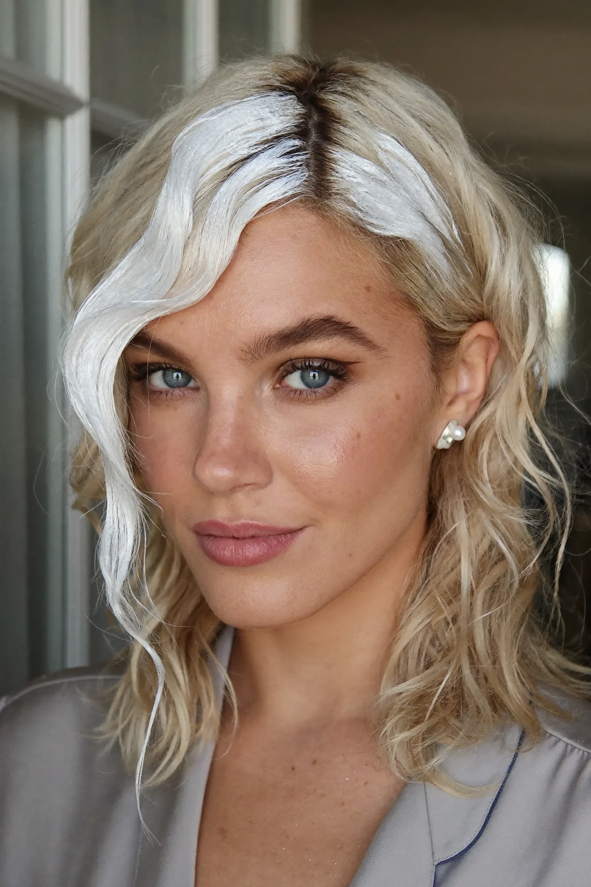 Platinum Ash Blonde Wavy Lob with Chunky Face-Framing Highlights