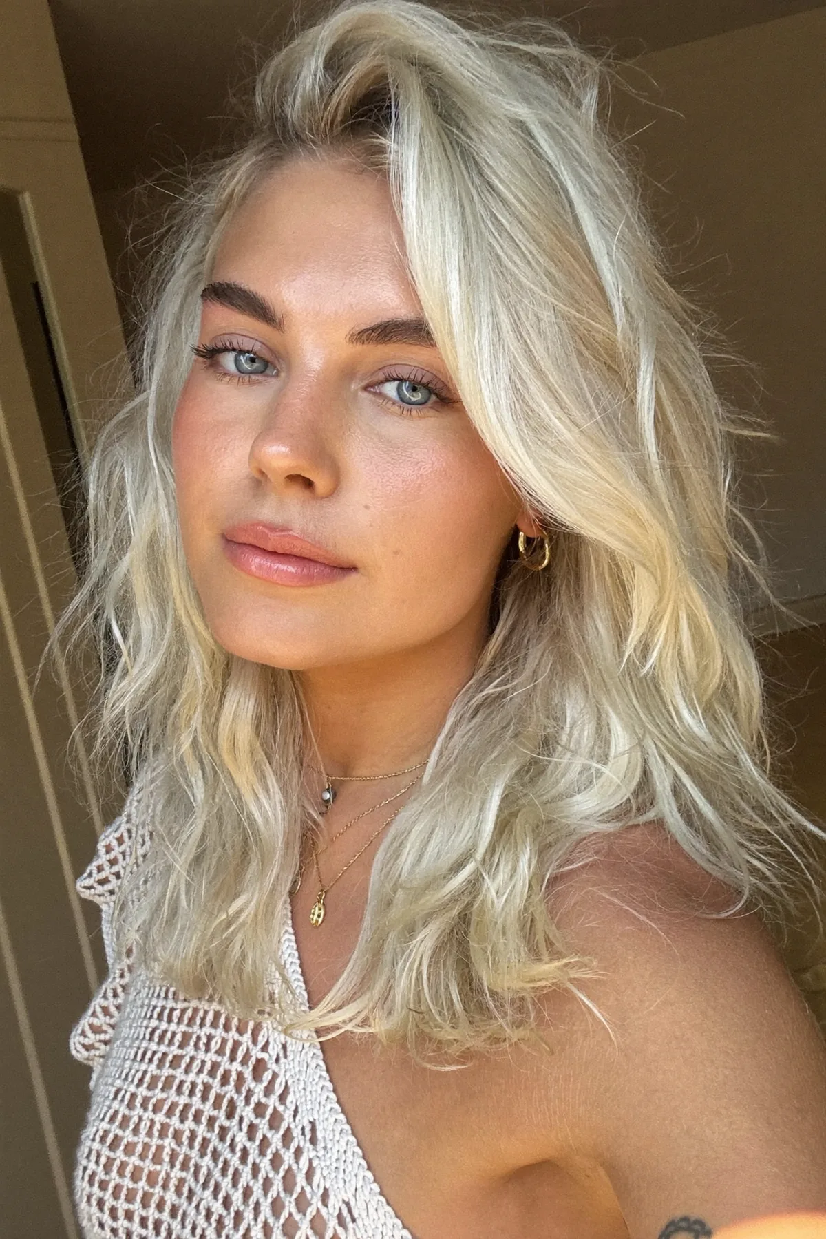 Platinum Ash Blonde Wavy Lob for Effortless Shoulder-Length Glam